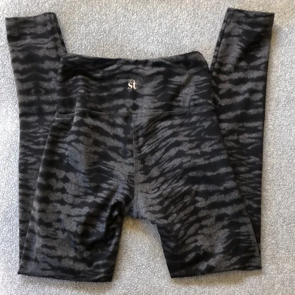 Strut This black/grey zebra striped leggings - Picture 2 of 3